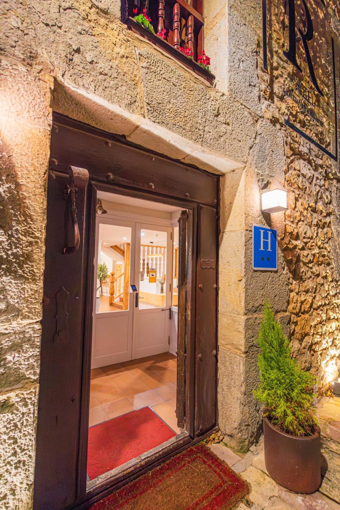 Hotel R Santillana Santillana del Mar Exterior photo